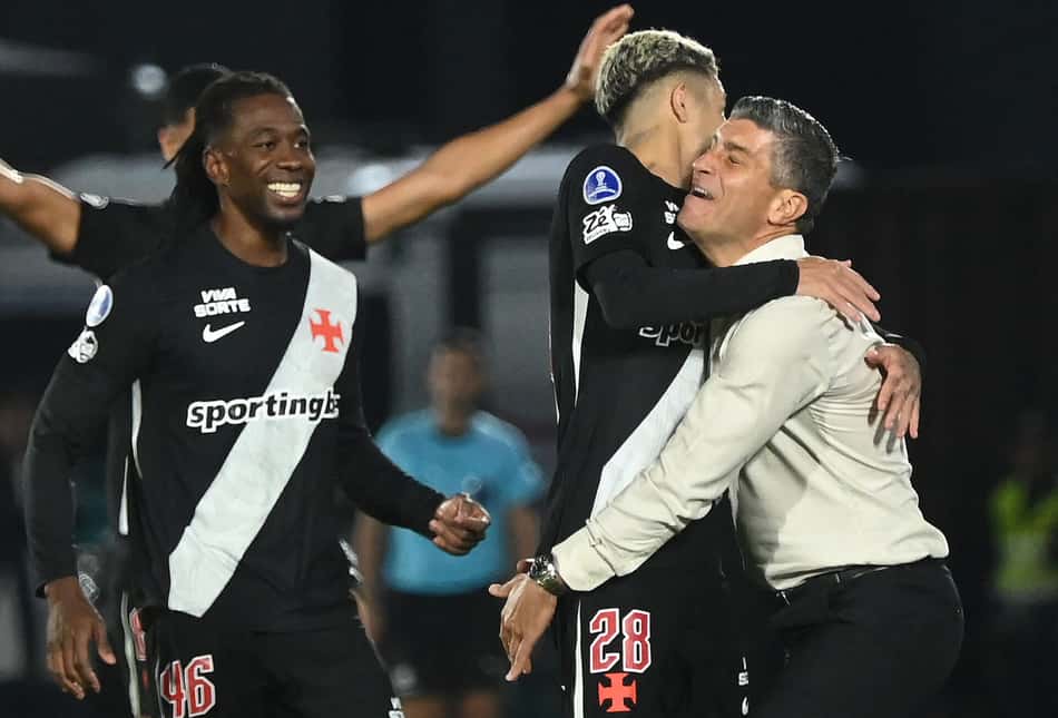 Jogadores do Vasco comemoram gol com o treinador Pedro Emanuel