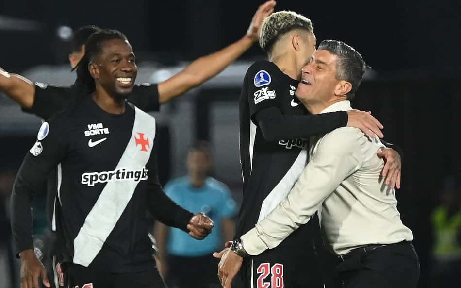 Jogadores do Vasco comemoram gol com o treinador Pedro Emanuel