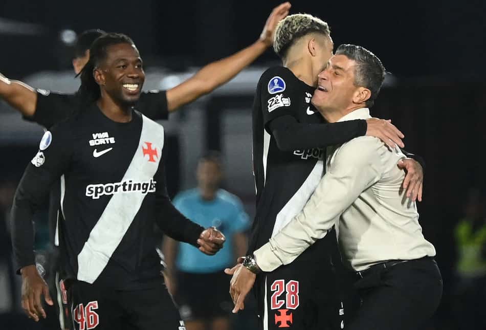 Pedro Emanuel comemora gol marcado do Vasco marcado pelo Adson contra o Olimpia