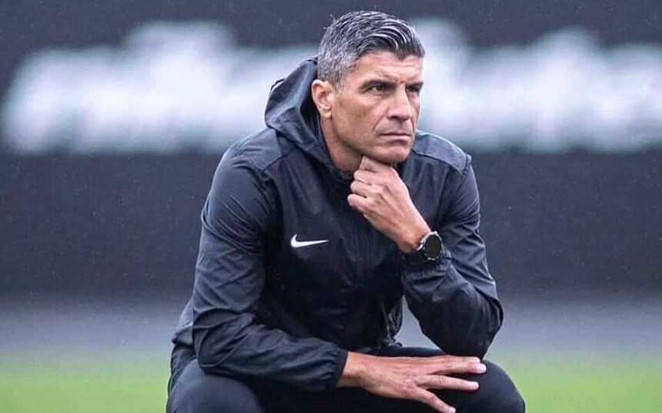 Pedro Emanuel observa treino do Vasco no CT Moacyr Barbosa