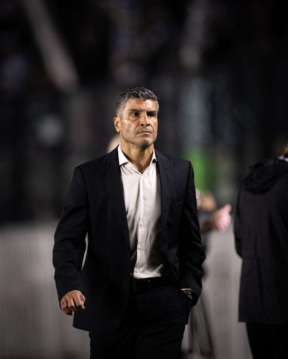 Pedro Emanuel de blazer e camisa social em jogo do Vasco