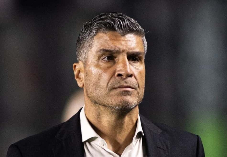 Pedro Emanuel de blazer e camisa social em jogo do Vasco