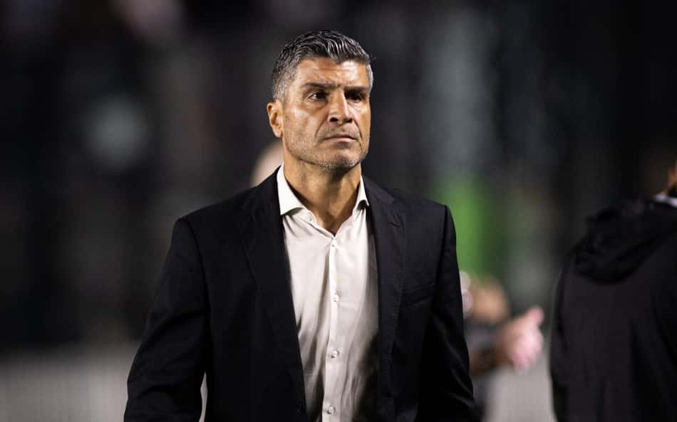 Pedro Emanuel de blazer e camisa social em jogo do Vasco