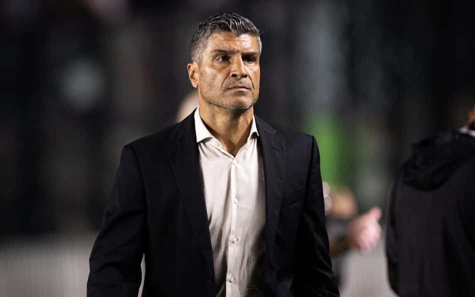 Pedro Emanuel de blazer e camisa social em jogo do Vasco