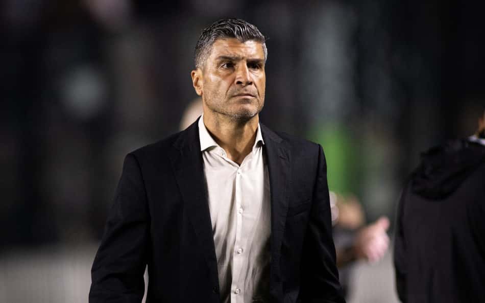 Pedro Emanuel de blazer e camisa social em jogo do Vasco