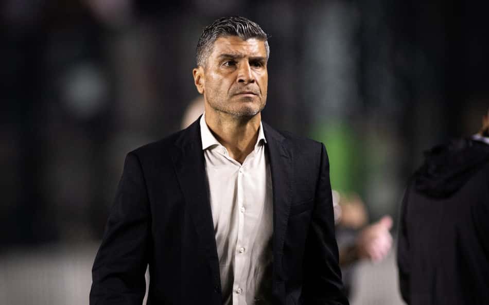 Pedro Emanuel de blazer e camisa social em jogo do Vasco