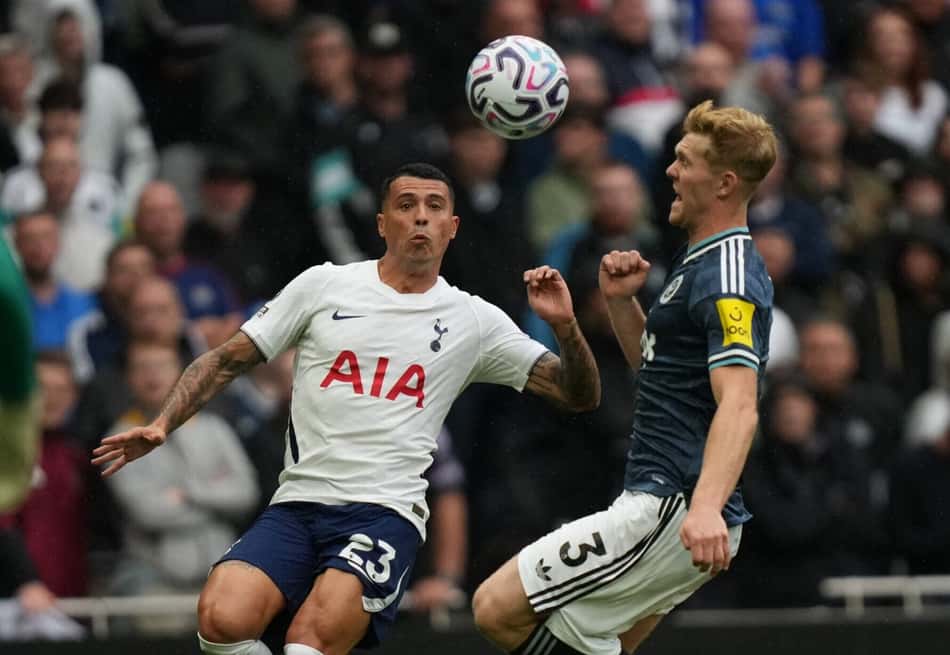 Pedro Porro disputa a bola com Lewis Hall durante a partida da Premier League entre Tottenham e Newcastle