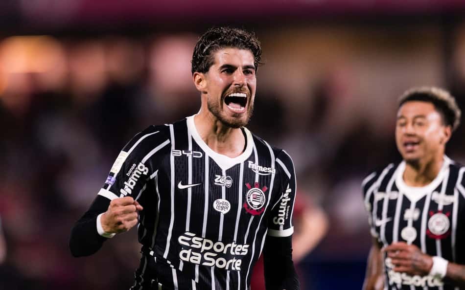 Pedro Raul comemora gol contra o RB Bragantino