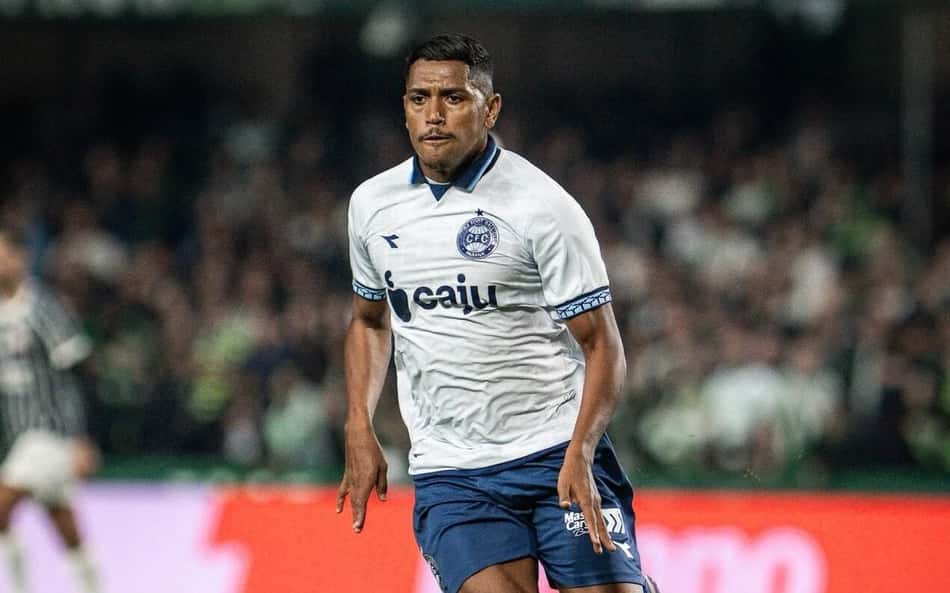 Pedro Rocha correndo com a camisa do Coritiba