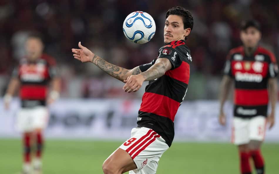 Com a vitória parcial, o Flamengo está assumindo a liderança do Brasileirão (Foto: Jorge Rodrigues/AGIF/Folhapress)