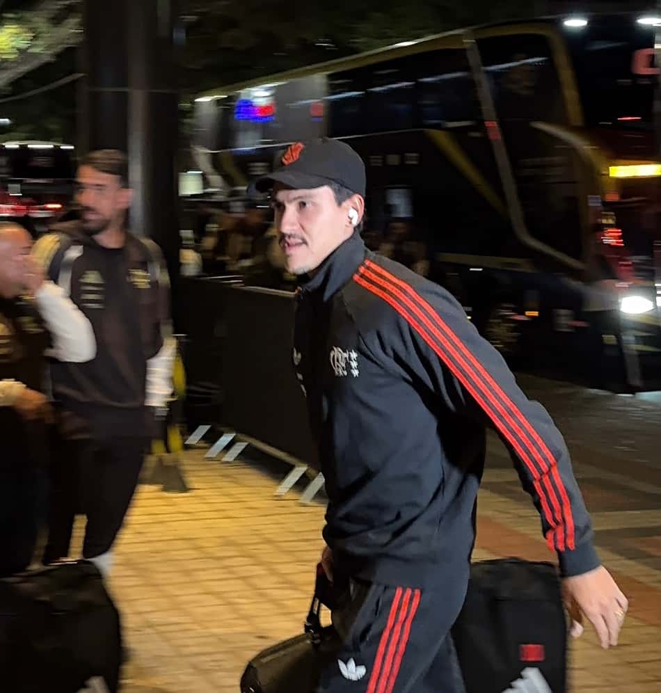 Pedro chegando com mala do Flamengo
