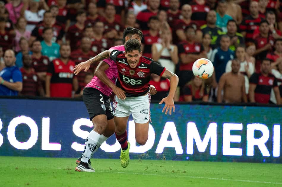 Pedro, do Flamengo, é derrubado por jogador do Independiente del Valle na Recopa Sul-Americana de 2020