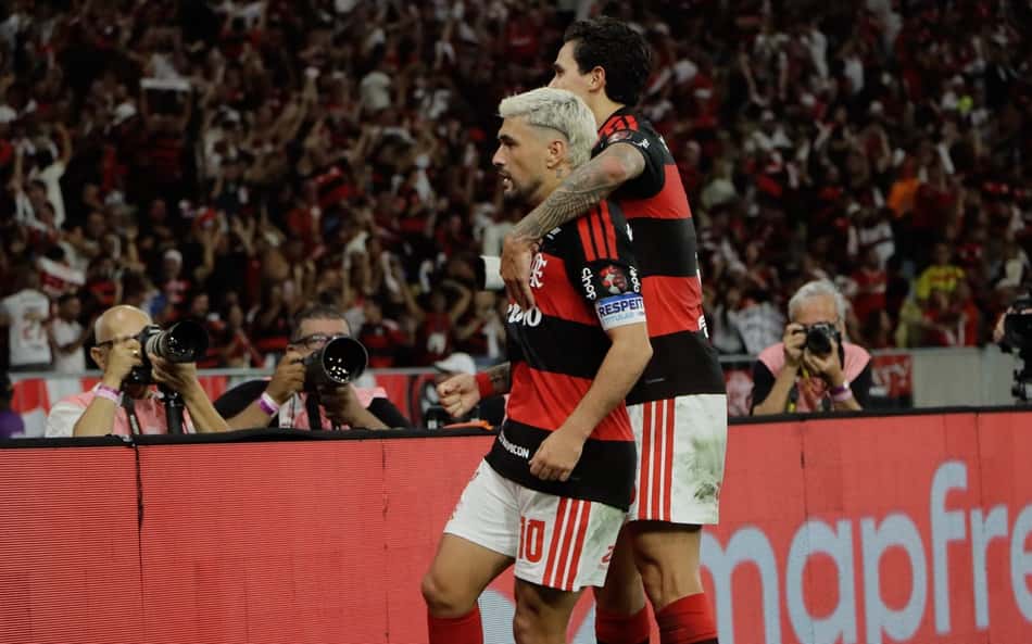 Torcida exalta dupla do Flamengo em duelo contra Cruzeiro