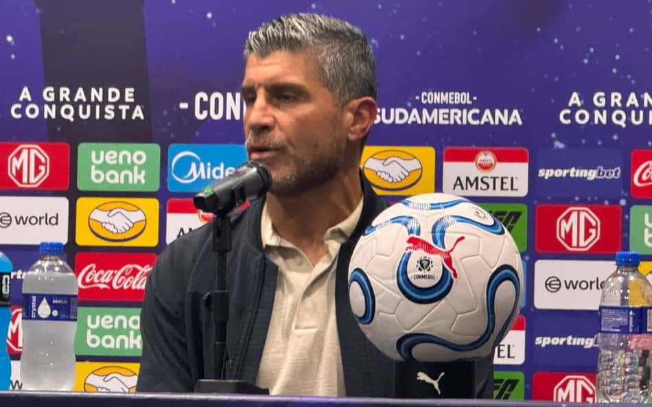 Pedro Emanuel durante coletiva do Vasco
