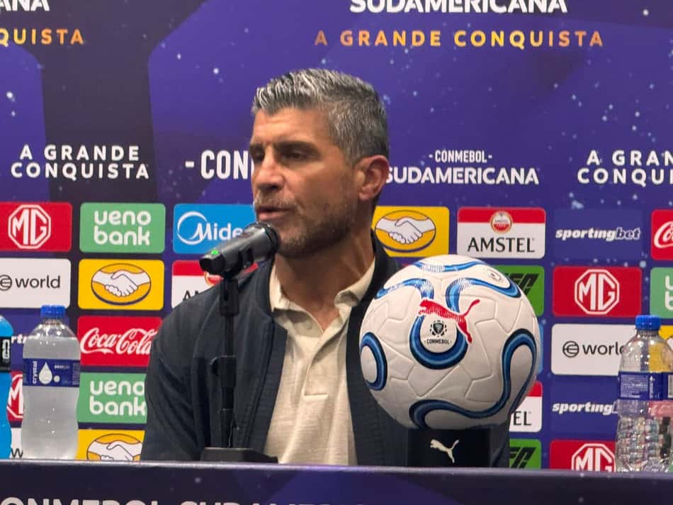 Pedro Emanuel durante coletiva do Vasco