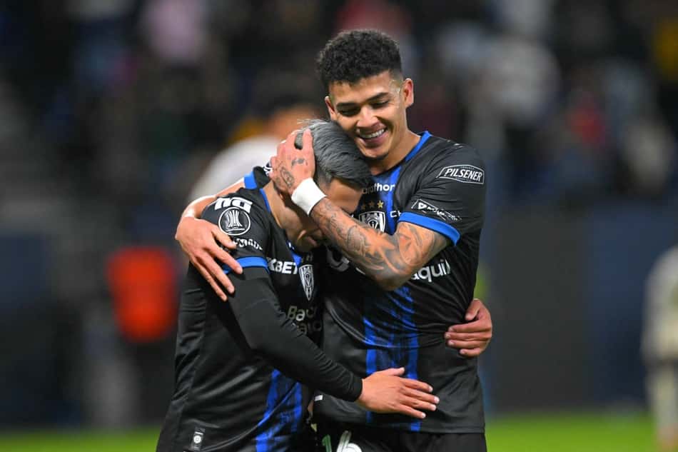 Perello e Briones comemoram gol do Independiente del Valle sobre o Deportes Tolima nas oitavas de final da Libertadores