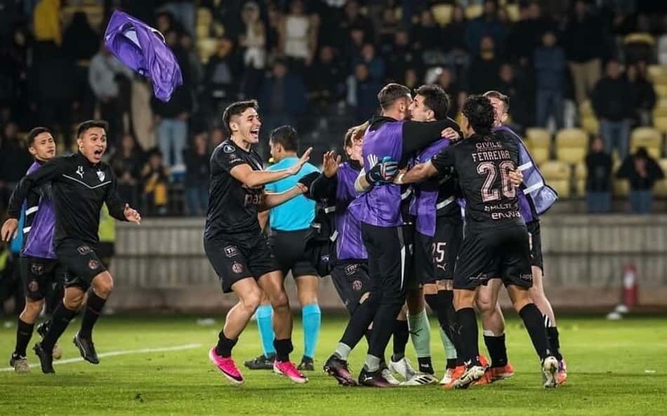Equipe do Platense comemora classificação na Libertadores