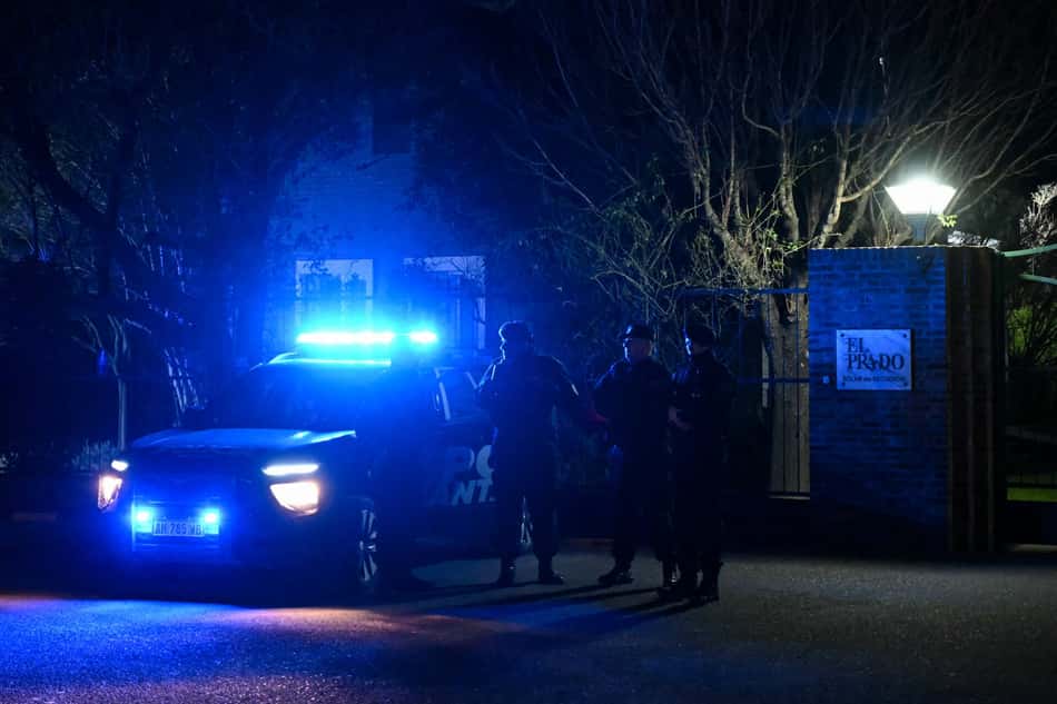 Policiais fizeram a segurança do perímetro do cemitério El Prado para o enterro de Jorge Messi