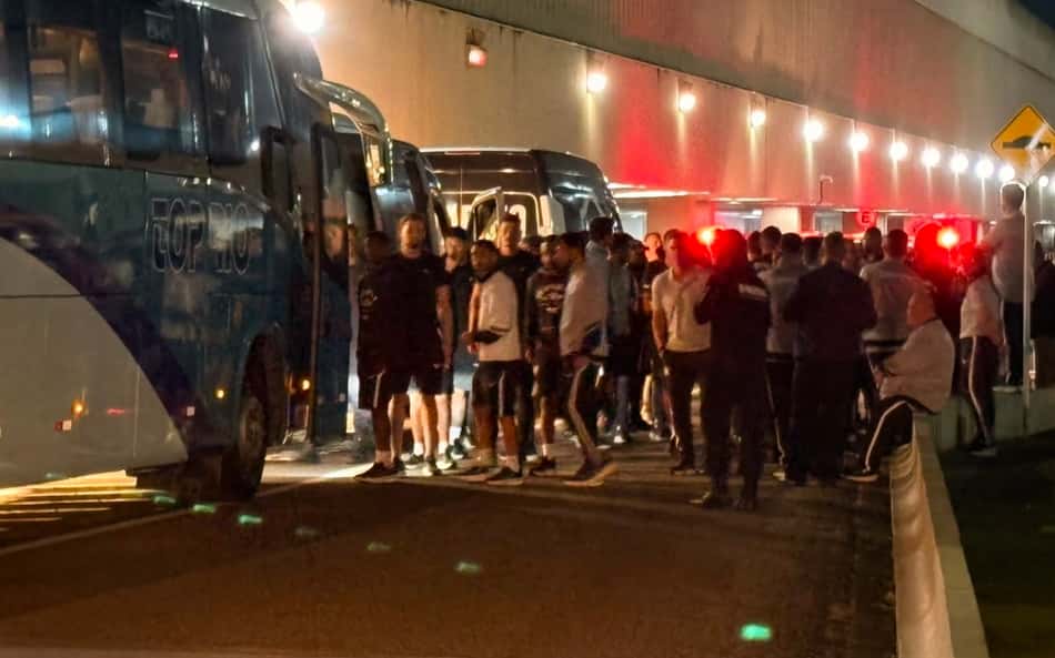 Botafogo retorna ao Rio sob protestos de organizada no aeroporto