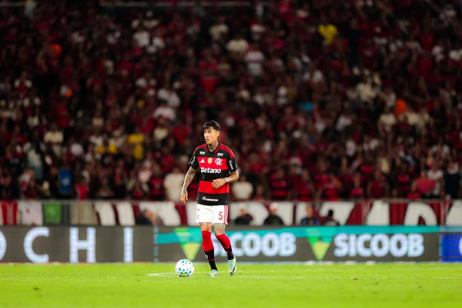 Pulgar no jogo do Flamengo contra o Vitória pelo Brasileirão