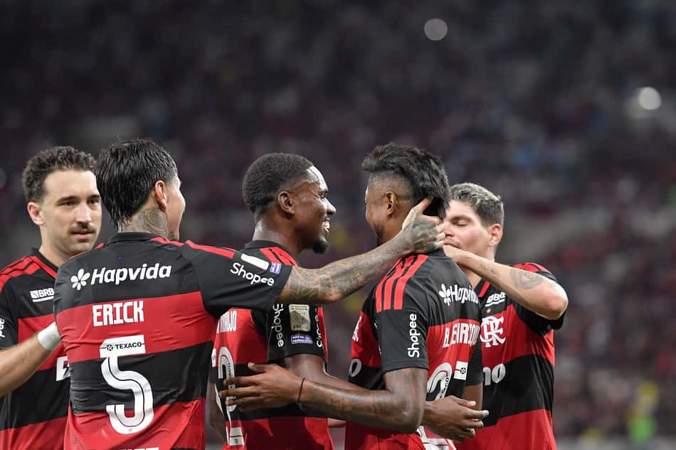 Pulgar e Bruno Henrique comemoram gol em Flamengo x Vitória