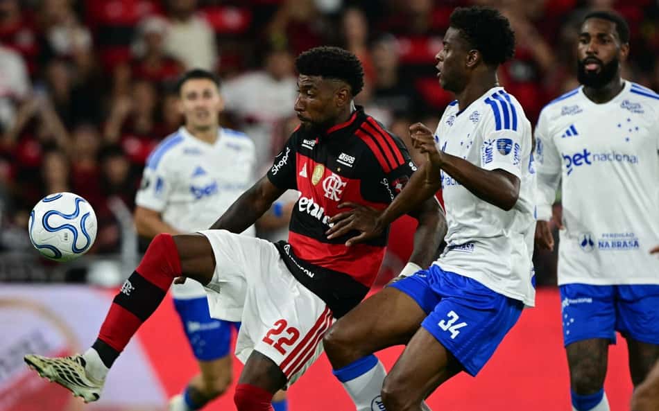 Possível expulsão de Royal em Flamengo x Cruzeiro gera revolta: 'Injustificável'