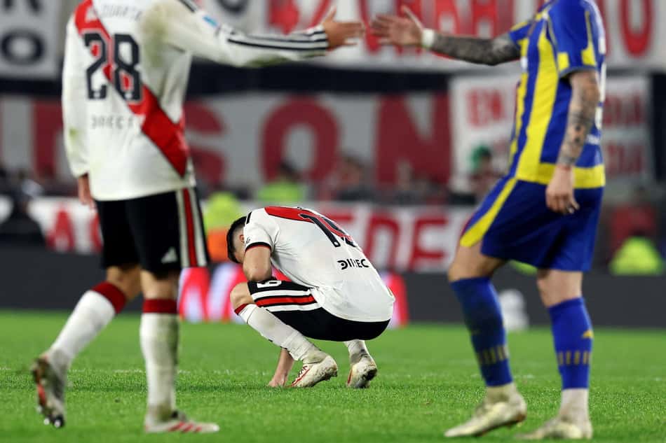 Rafael Borré lamentando a derrota do River Plate para o Rosario Central