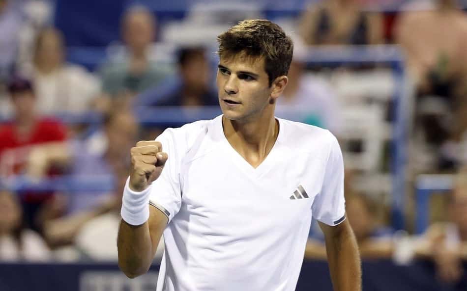 Rafael Jodar comemora ponto em partida no ATP 500 de Washington
