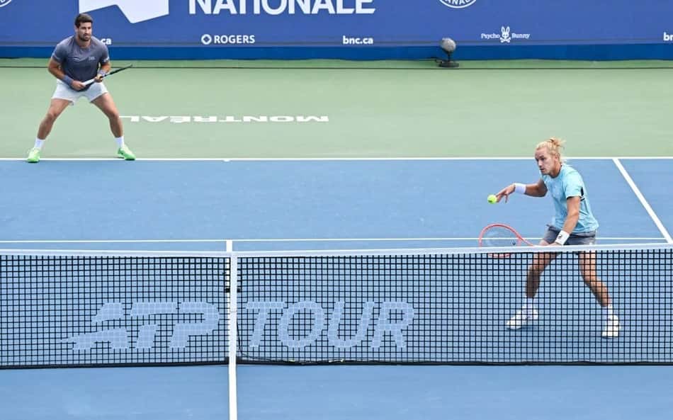 Rafael Matos voleia na semifinal em Montreal, observado por Orlando Luz