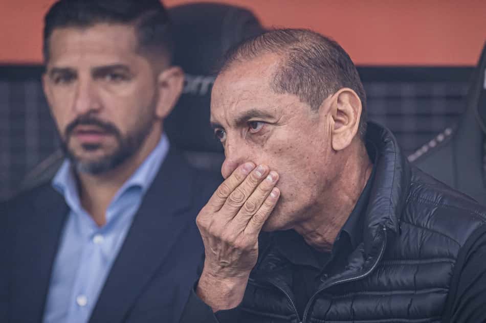 Ramón Díaz ao lado de seu filho e auxiliar, Emiliano Díaz, em duelo do Corinthians com o Flamengo