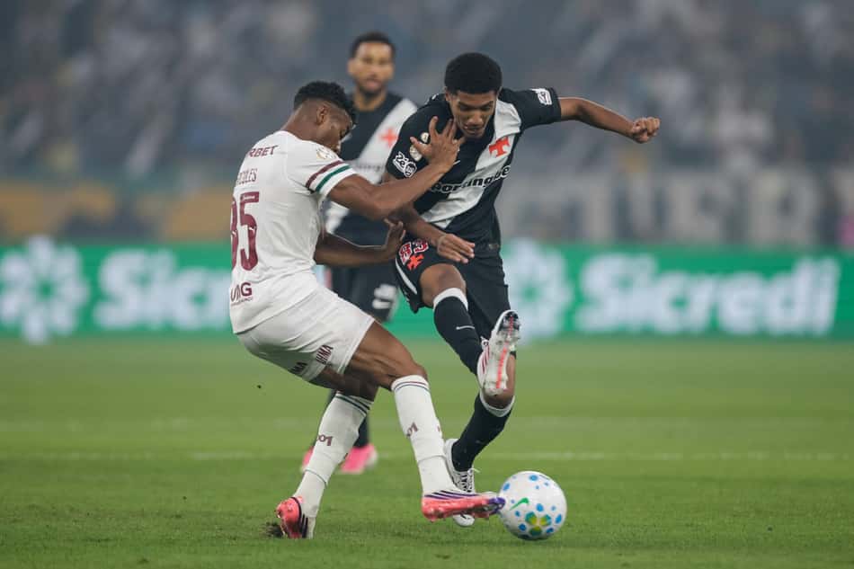 Ramon Rique em ação com a bola durante Vasco e Fluminense