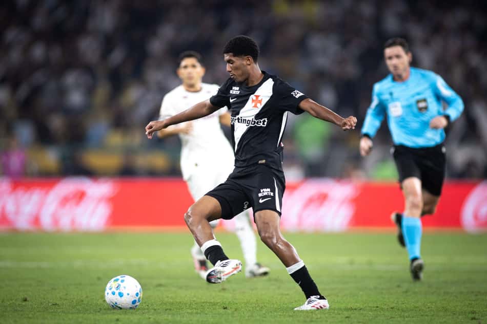 Ramon Rique em ação em Vasco x Fluminense pela Copa do Brasil.