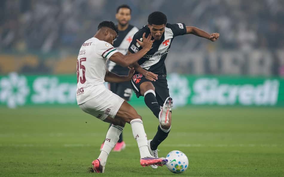 Ramon Rique em ação com a bola durante Vasco e Fluminense