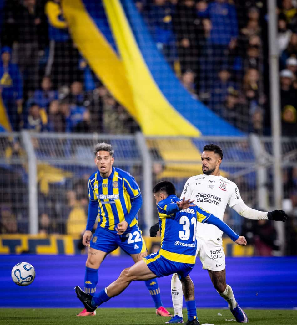 Raniele disputa bola em Corinthians x Rosario Central