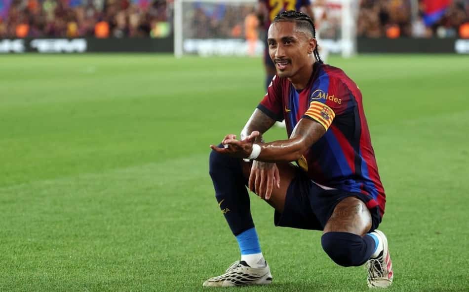 Raphinha comemorando gol em Barcelona e Rayo, pela La Liga