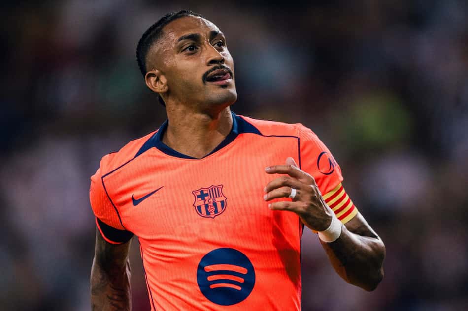 Raphinha comemora gol do Barcelona contra o Nottingham Forest na pré-temporada