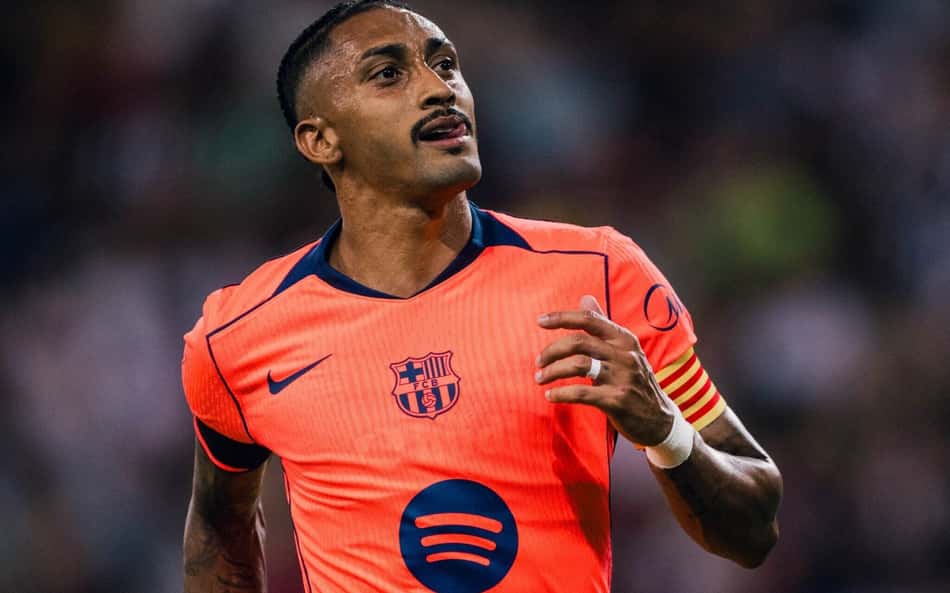 Raphinha comemora gol do Barcelona contra o Nottingham Forest na pré-temporada