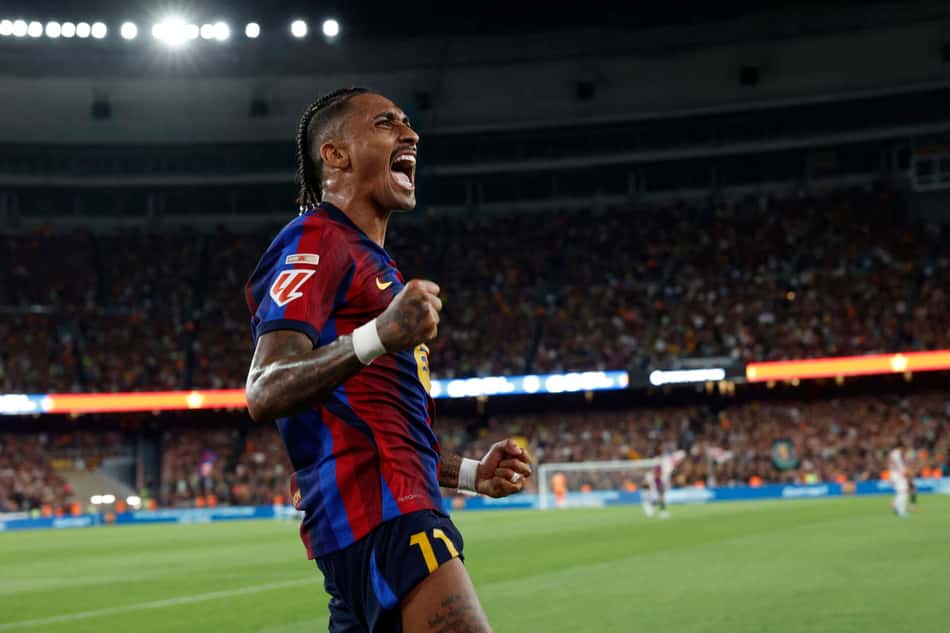 Raphinha comemora gol marcado pelo Barcelona sobre o Rayo Vallecano, na La Liga