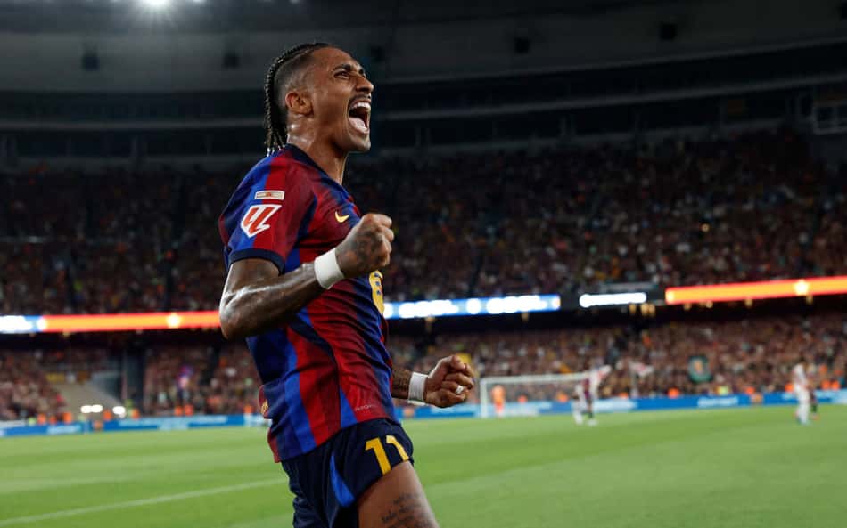 Raphinha comemora gol marcado pelo Barcelona sobre o Rayo Vallecano, na La Liga