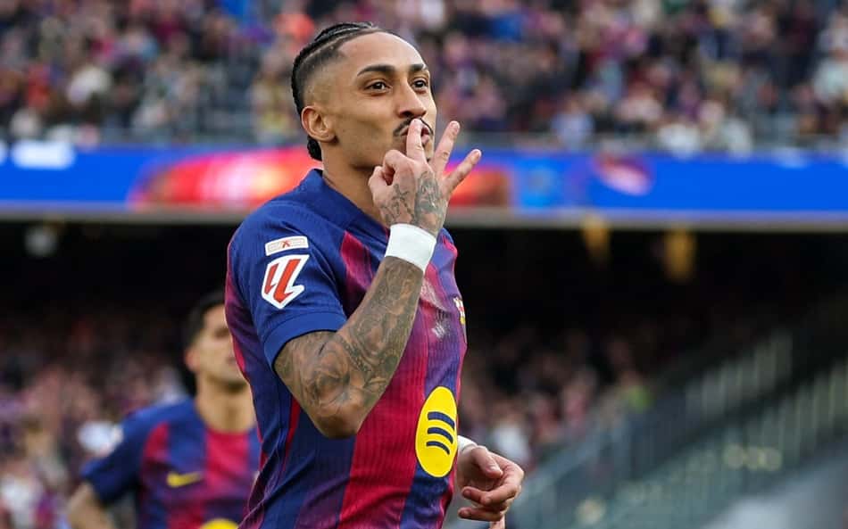 Raphinha comemora hat-trick na vitória do Barcelona sobre o Sevilla, pela La Liga