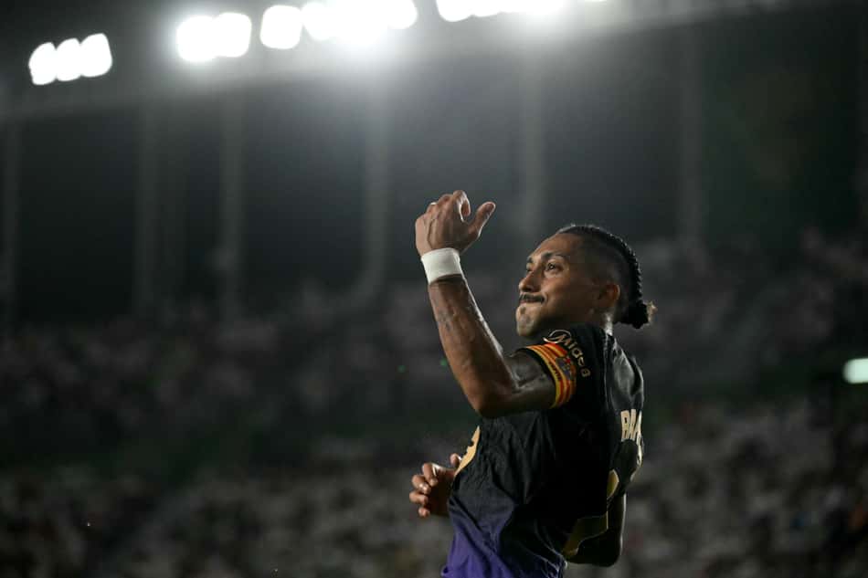 Raphinha comemorando gol marcado no duelo entre Elche e Barcelona