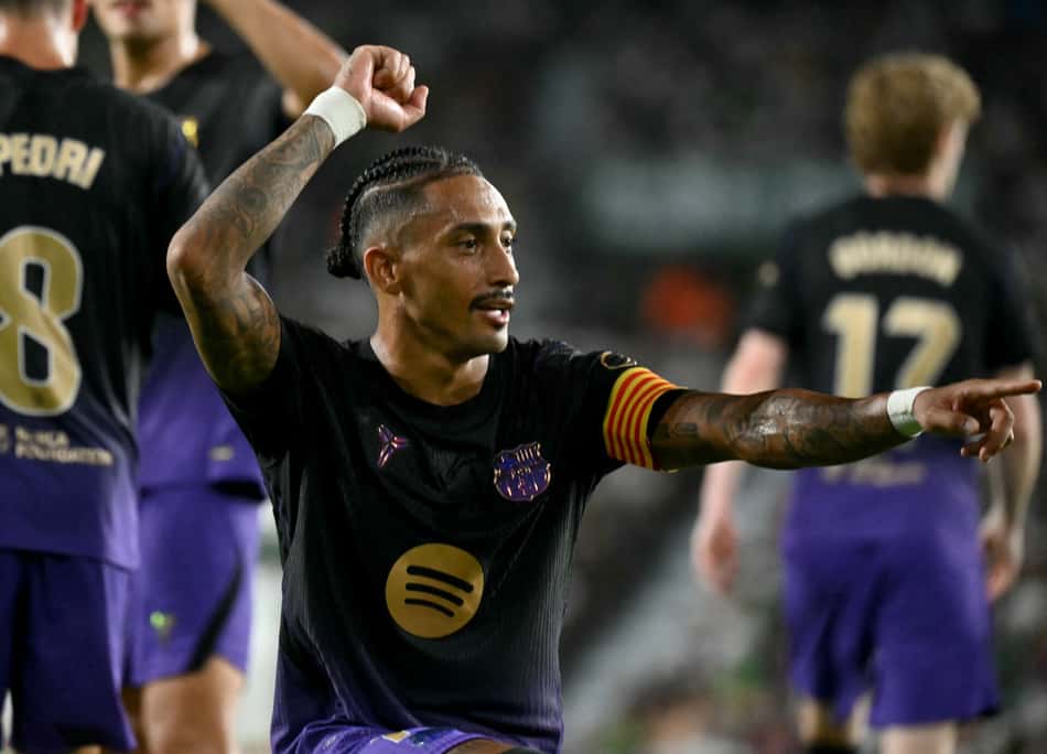 Raphinha comemorando gol marcado no duelo entre Elche e Barcelona, em La Liga