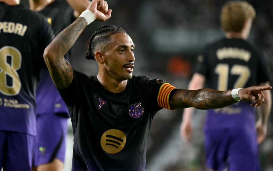 Raphinha comemorando gol marcado no duelo entre Elche e Barcelona, em La Liga