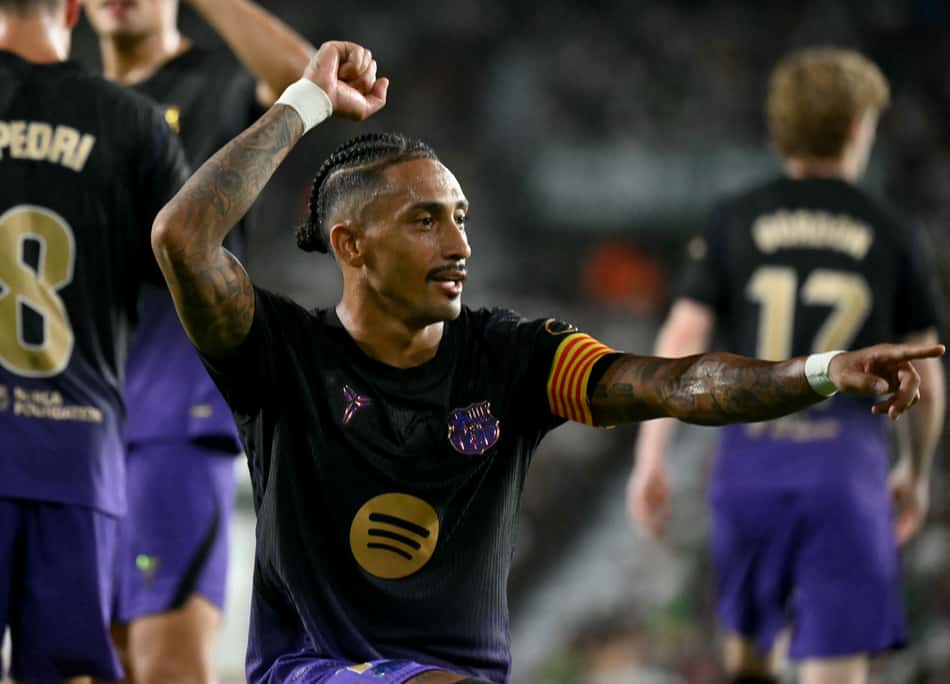 Raphinha comemorando gol marcado no duelo entre Elche e Barcelona, em La Liga
