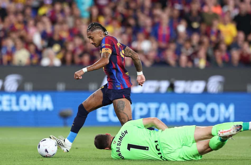Raphinha dribla Unai Simón antes de fazer gol em Barcelona x Athletic Bilbao, pela La Liga