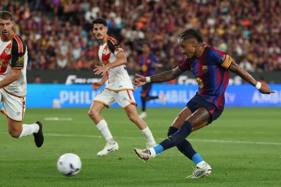 Raphinha finaliza para marcar o 4º gol do Barcelona sobre o Rayo Vallecano