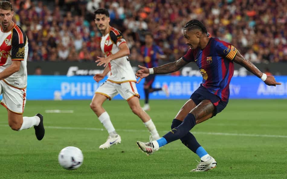 Raphinha finaliza para marcar o 4º gol do Barcelona sobre o Rayo Vallecano