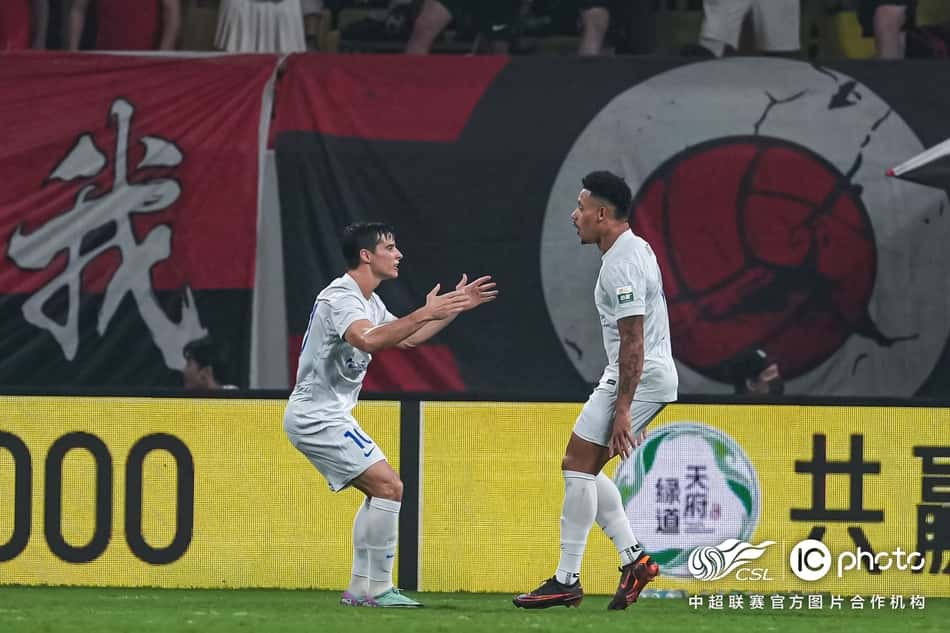 Jogadores comemorando juntos um de frente para o outro