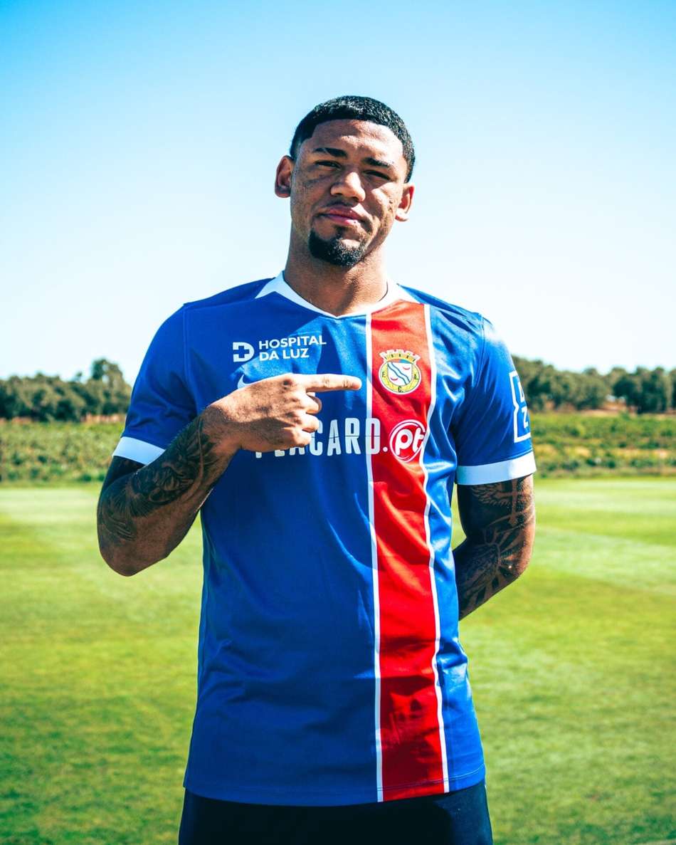 Rayan Lucas com a camisa do Alverca