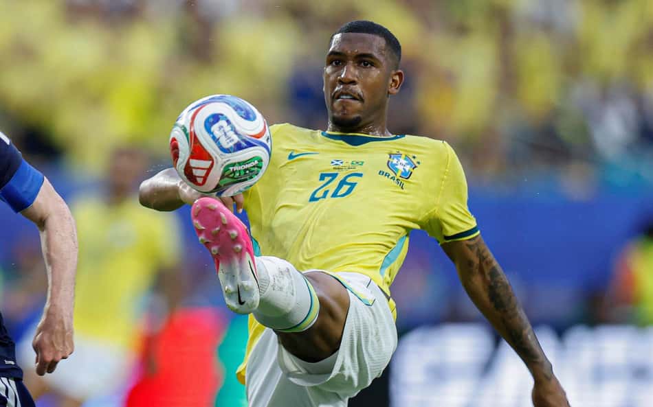 Rayan tenta dominar a bola na partida entre Brasil e Escócia